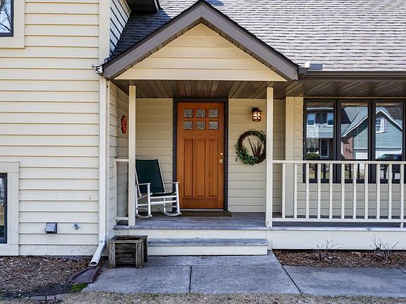 3rd image of 204 Woodridge Ln
