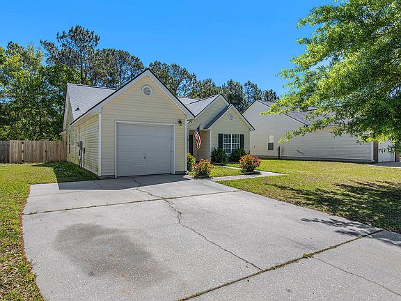 3rd image of 126 Dovetail Cir