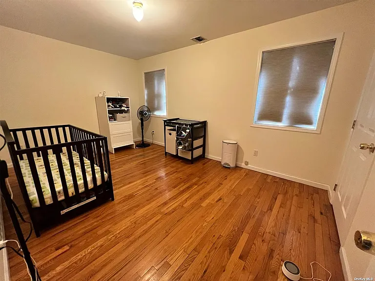 35 Willis Ave — Photo 10