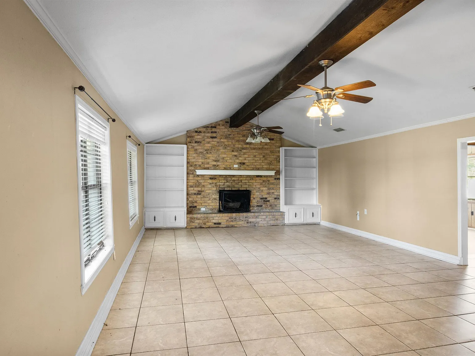 4 bed, 2.0 bath, 2452 sqft, $1,550 — Photo 4