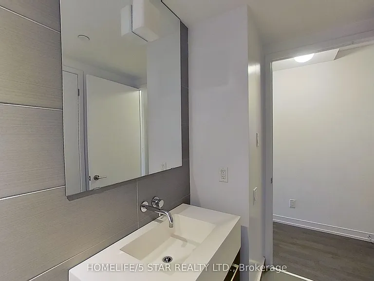 560 King St W #618 — Photo 13