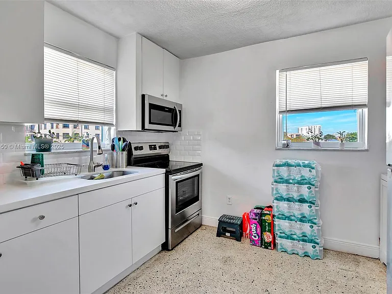 458 SW 9th St #8 — Photo 8