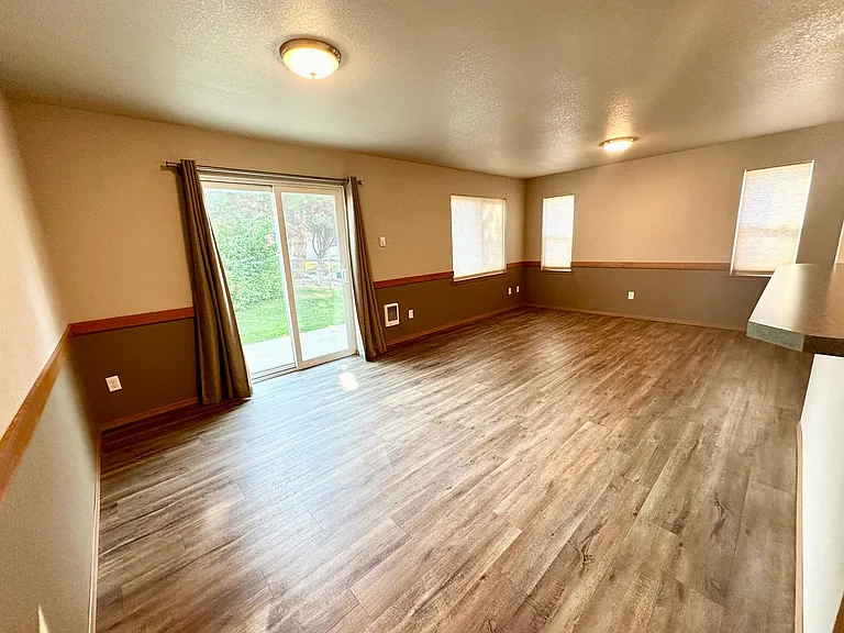2102 N Yellowstone St — Photo 20