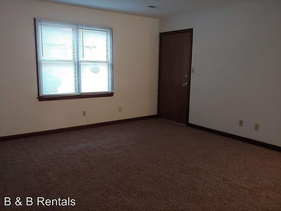 5th image of 613 Sycamore Cir APT A