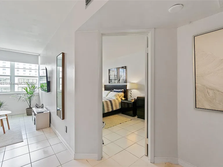 100 Lincoln Rd #924 — Photo 4