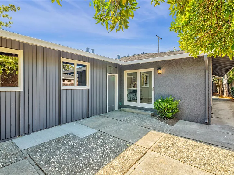 1204 Manchester Dr — Photo 5