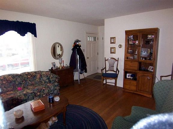 4th image of 104 E 9th St