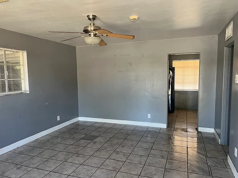 1919 W Mitchell Dr — Photo 2