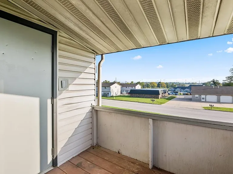 Stratford Arms Apartments — Photo 9