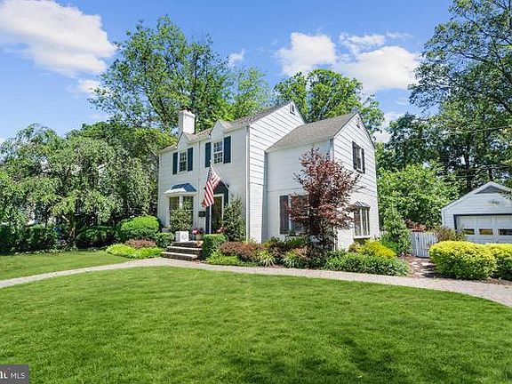 3rd image of 1409 Oakcrest Dr