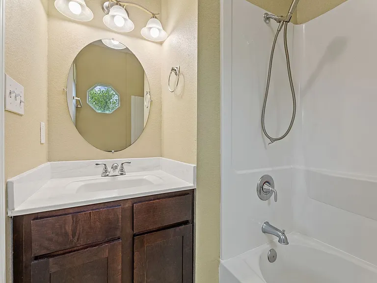 Stone Hill Apartments — Photo 32