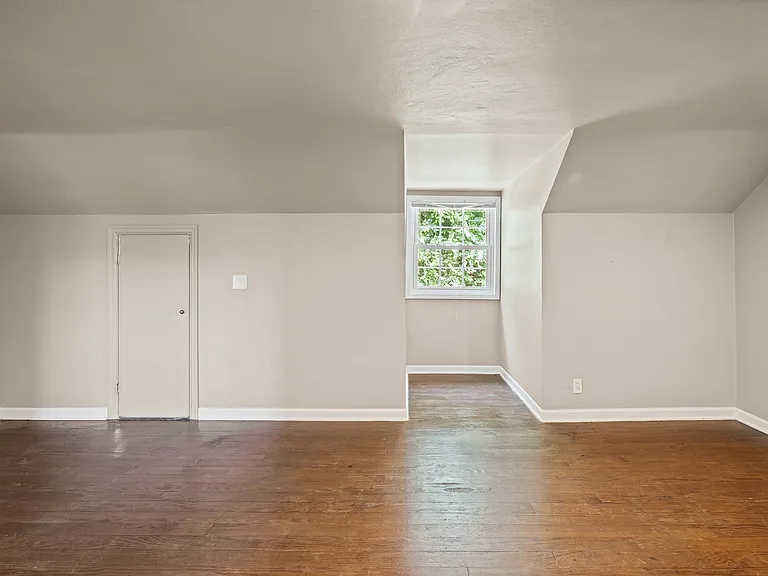 2260 N River Rd — Photo 20