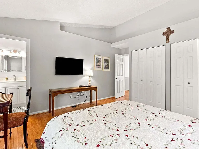 541 W Short St #14 — Photo 21