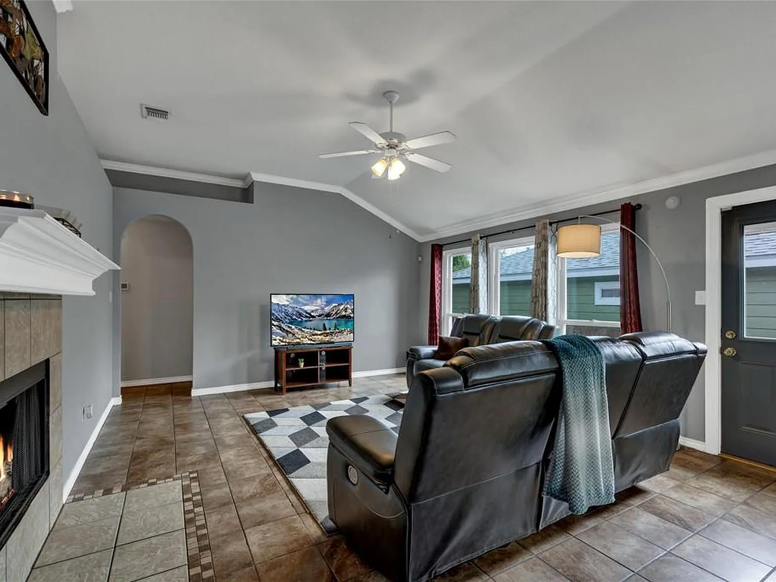 3 bed, 2.0 bath, 1342 sqft, $1,675 — Photo 3
