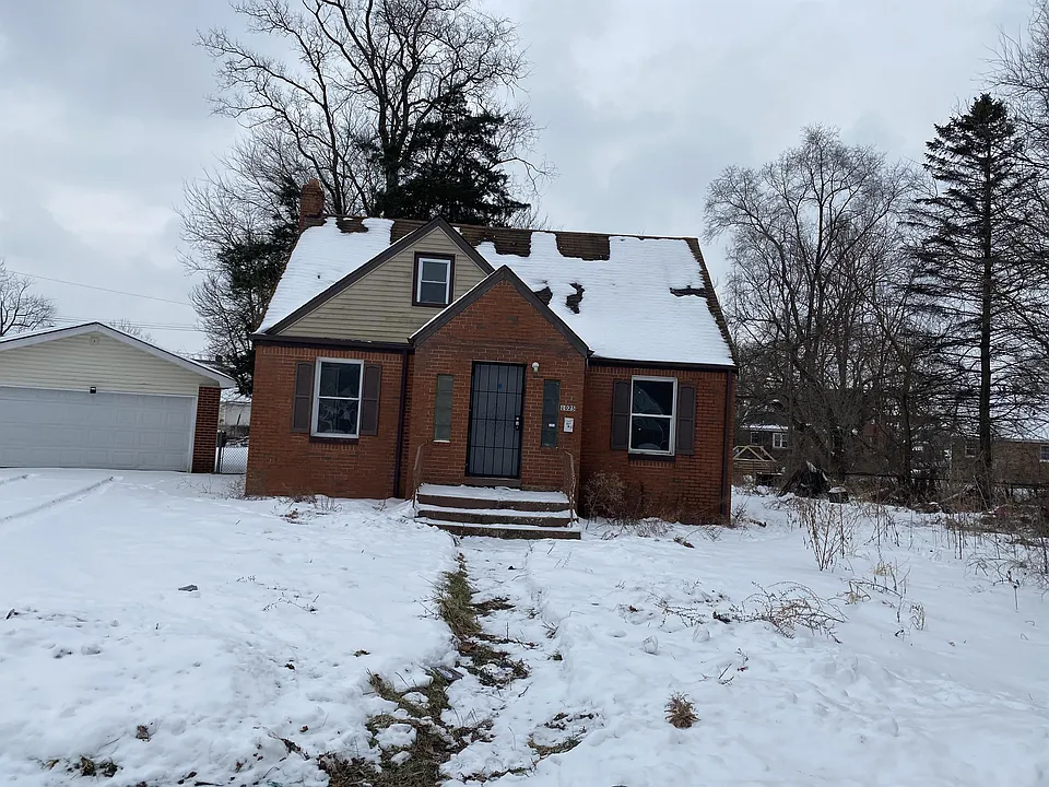 1025 E 44th Pl