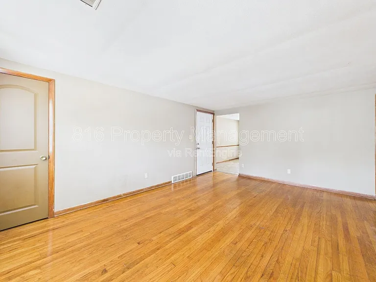 639 S Crysler Ave #D — Photo 3