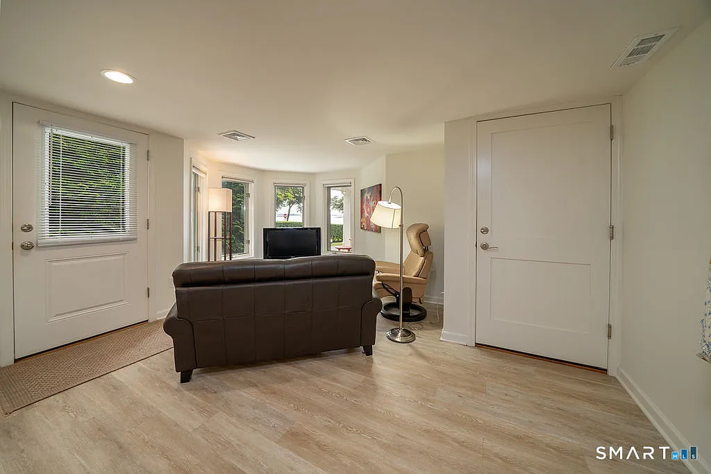 Building Photo - 133 Linden Ave #B