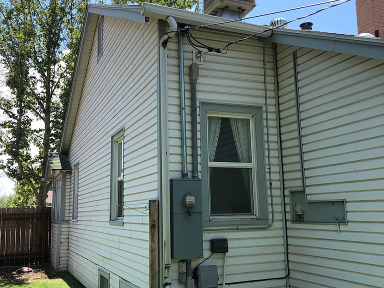 Picture of back yard showing grass for your enjoyment. Evaporative cooler on roof.