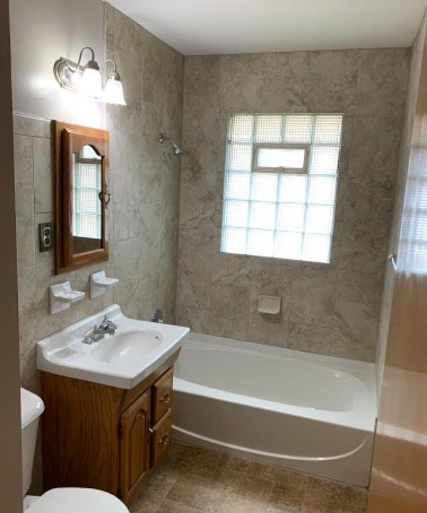 Bathroom in middle of bedrooms