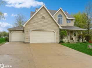 1529 Ridge Crest Ct, Knoxville, IA 50138