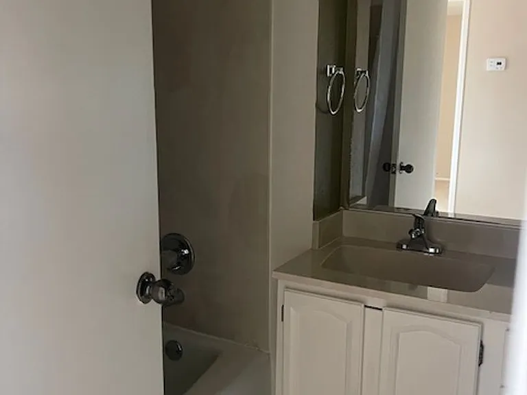 717 E Peila Ave — Photo 15