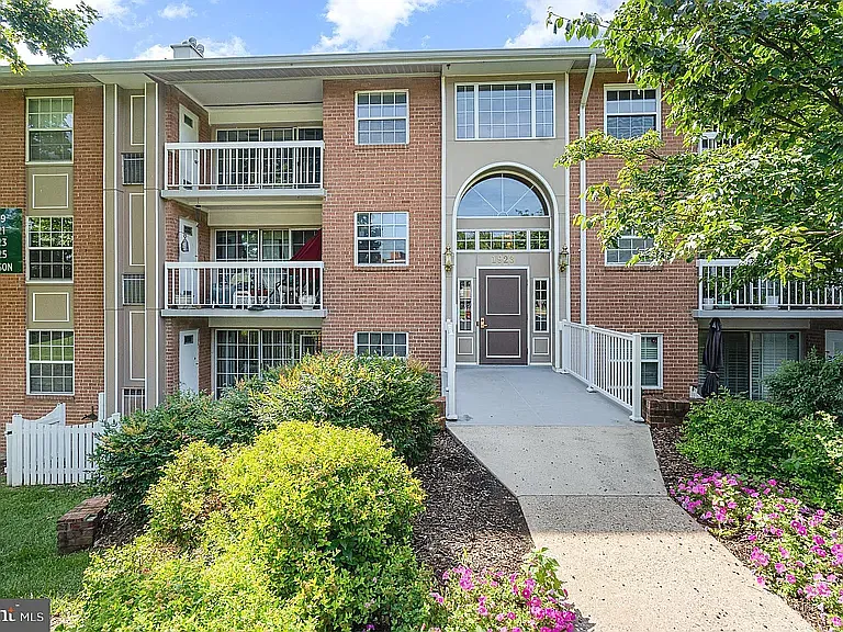 1923 Wilson Ln #201 — Photo 1