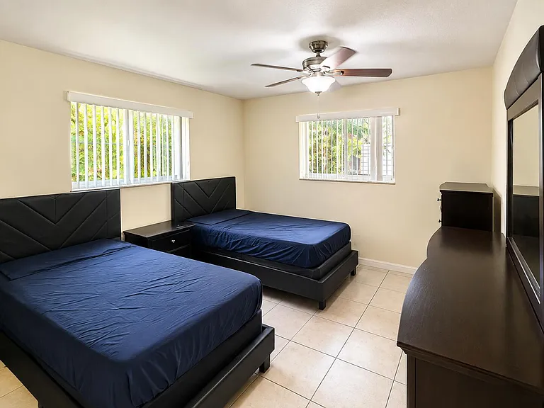 5435 NW 17th Ct — Photo 8