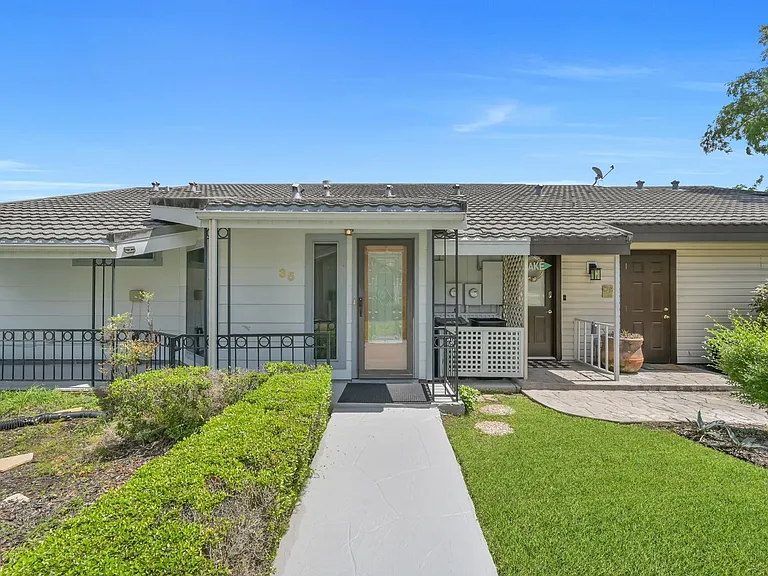 35 Lakeview Vlg — Photo 23