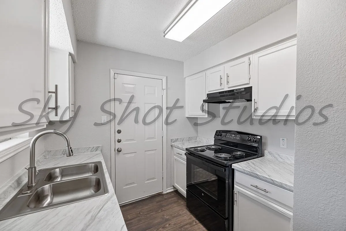 3 bed, 1.0 bath, 952 sqft, $1,400 — Photo 2