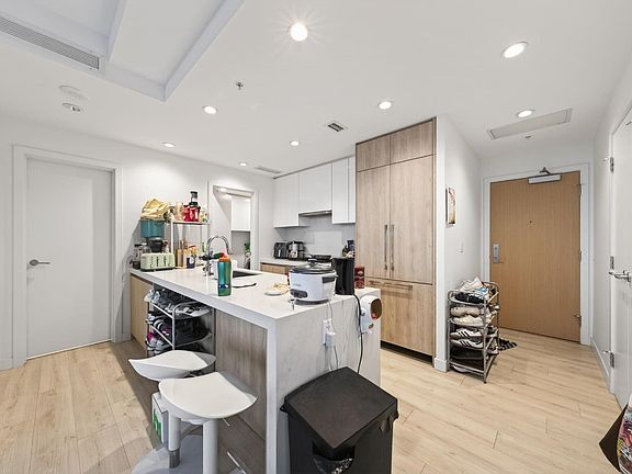 4th image of 6080 McKay Ave #3402