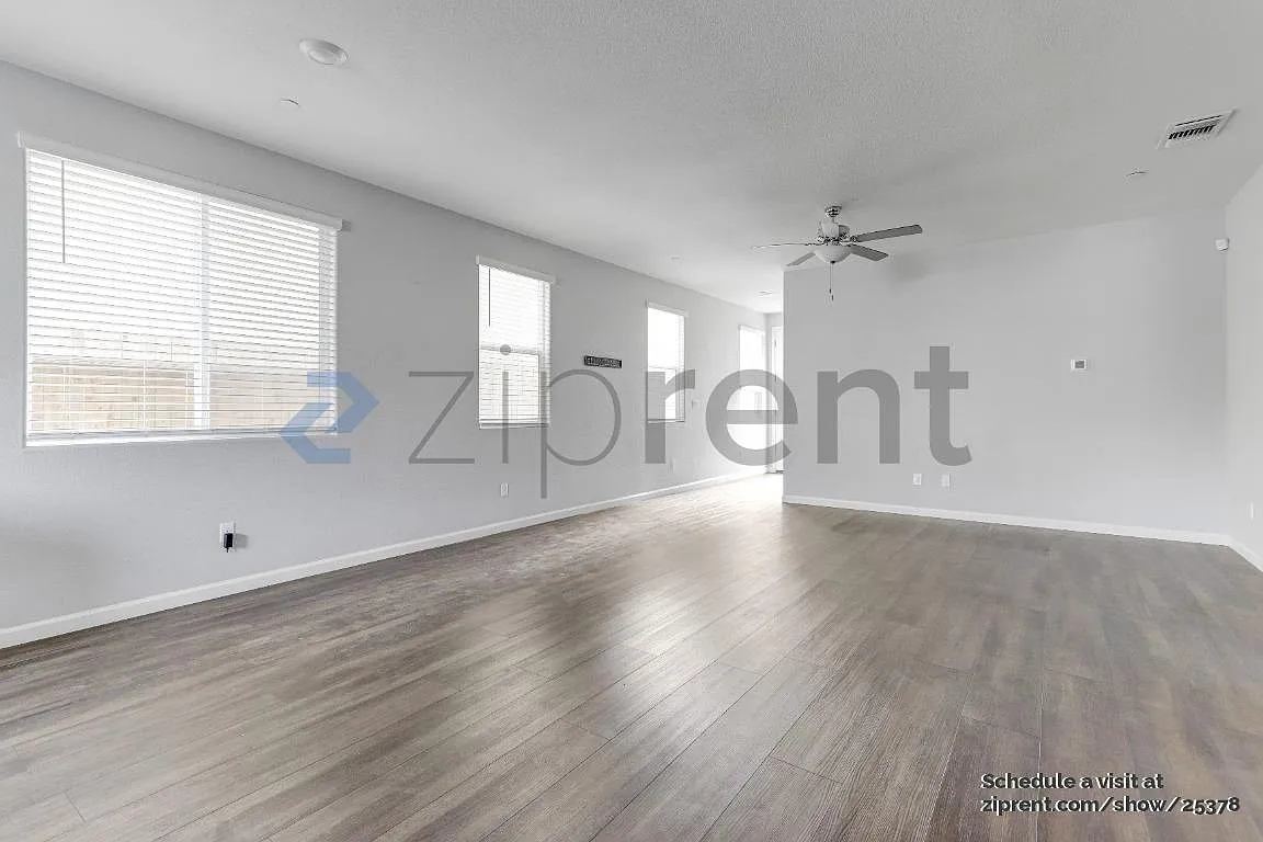 4 bed, 2.5 bath, 1919 sqft, $2,000 — Photo 4