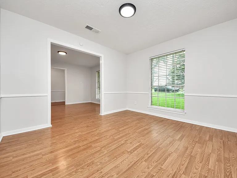 1319 Forsythe Ln — Photo 5