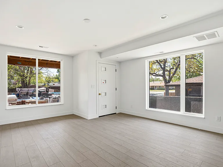 W 37th Ave — Photo 26