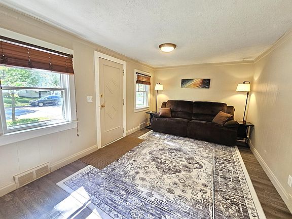 3rd image of 209 36th Ave N