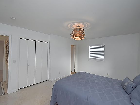 4th image of 20 Marilyn Ave