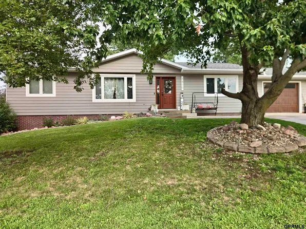 1510 Cherrywood Dr, Crete, NE 68333