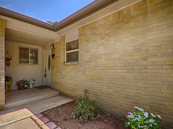 2nd image of 725 Ranchoak Dr