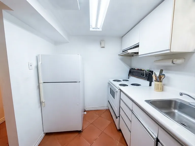 380 Davenport Rd #5 — Photo 2