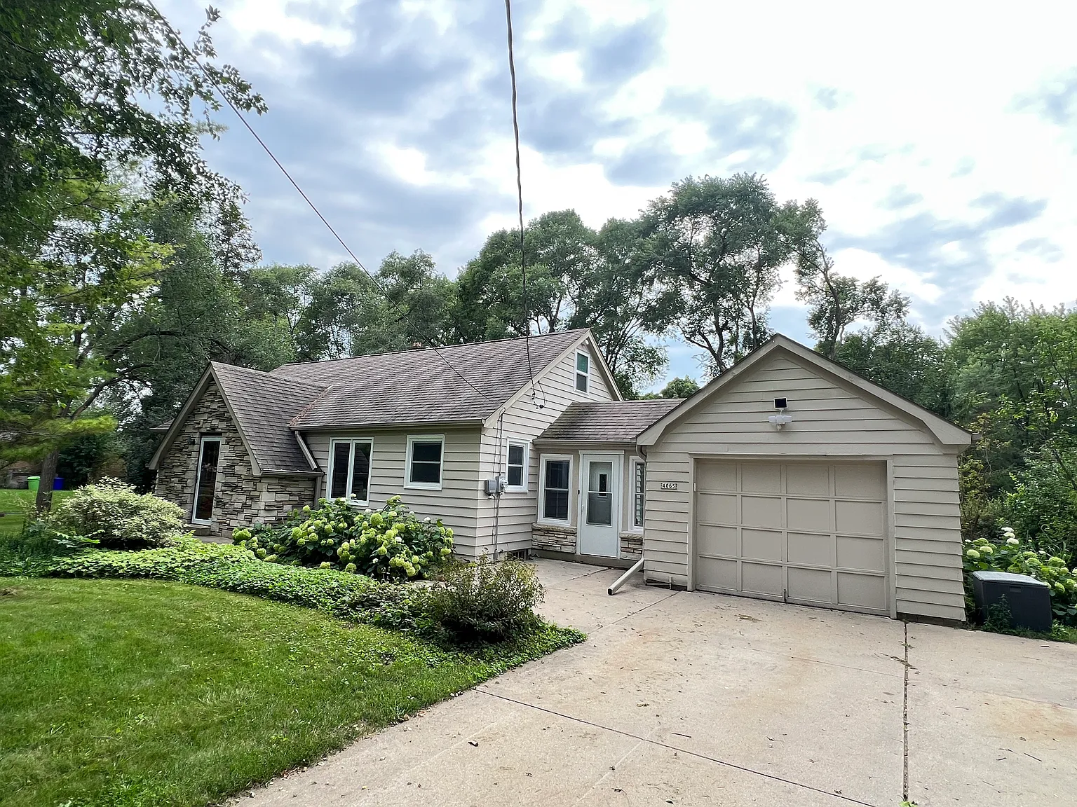 3 bed, 2.5 bath, 2008 sqft, $2,500 — Photo 1