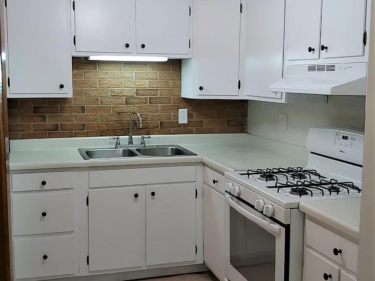 2099 Vernon Dr #2 — Photo 3
