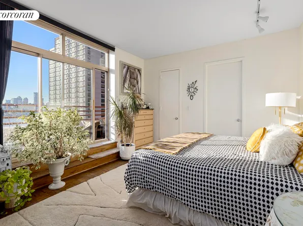 250 South End Avenue image 12 of 20