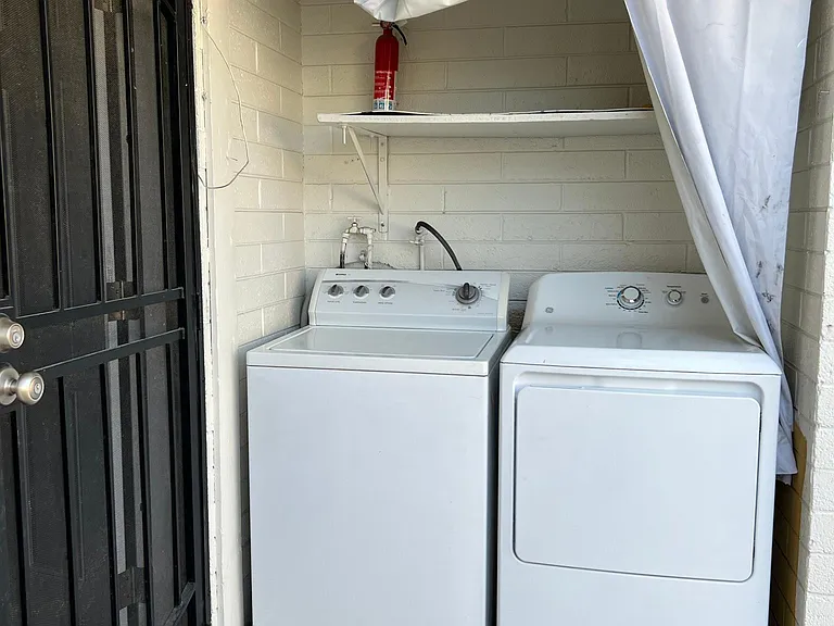 1118 E 2nd St #B — Photo 14