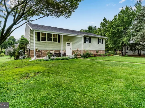 15 Parkside Dr, Hummelstown, PA 17036