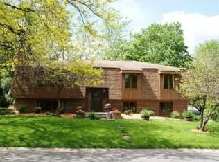 9010 High Point Cir, Eden Prairie, MN 55347