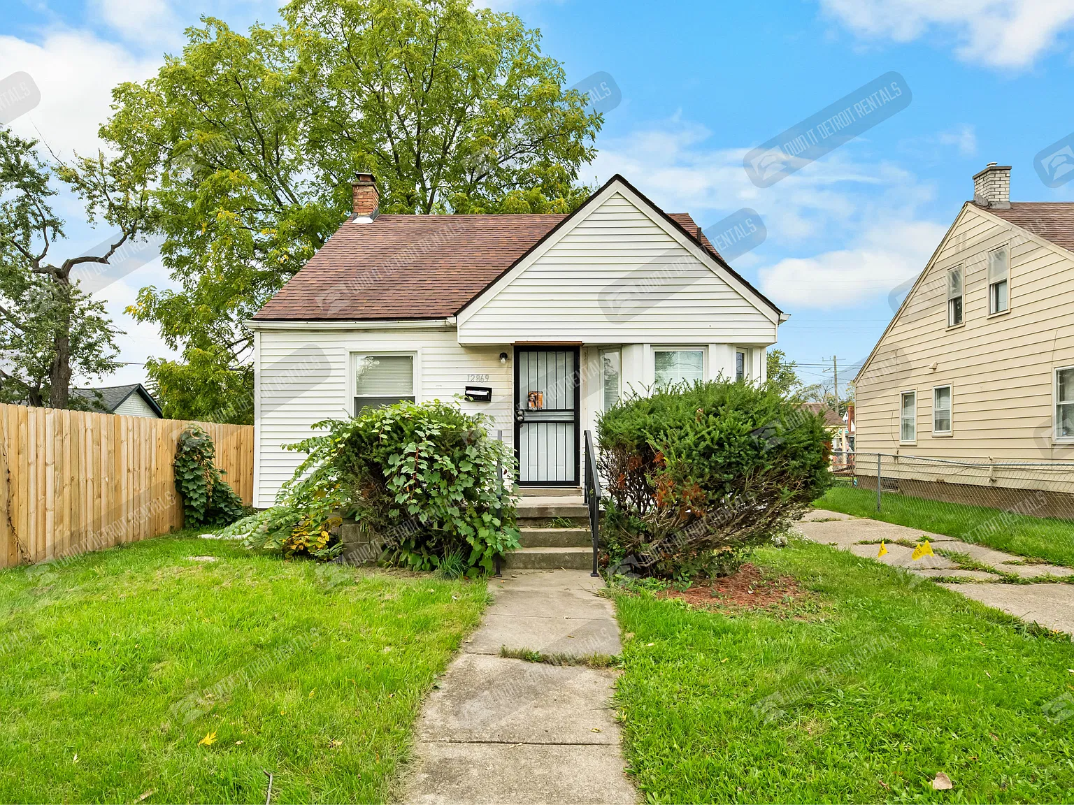 House - Bungalow — Photo 1