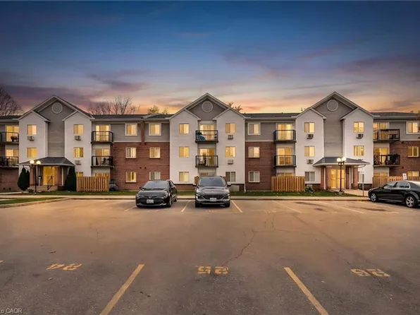 270 Eiwo Ct NW #210, Waterloo, ON N2K 3M6