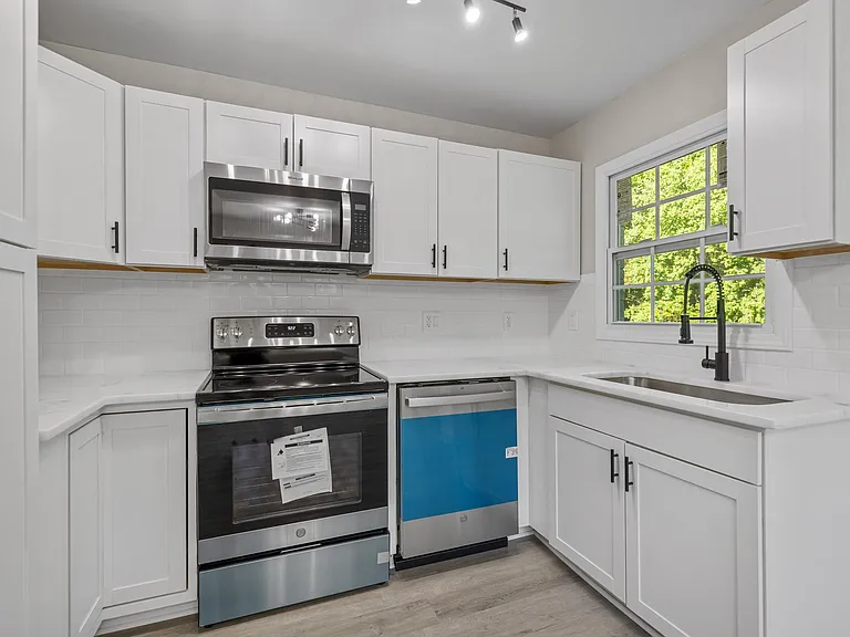 432 Springhill Dr — Photo 8