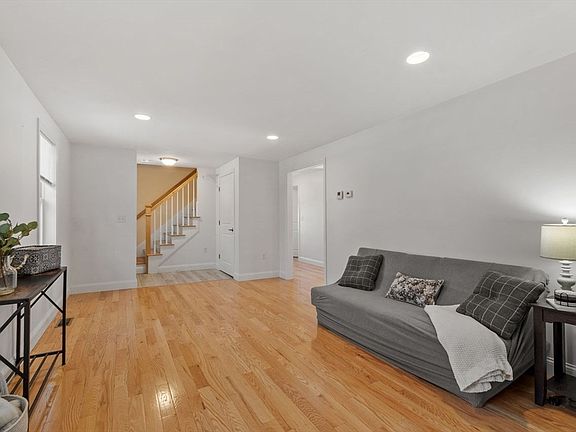 3rd image of 51 Valley Rd