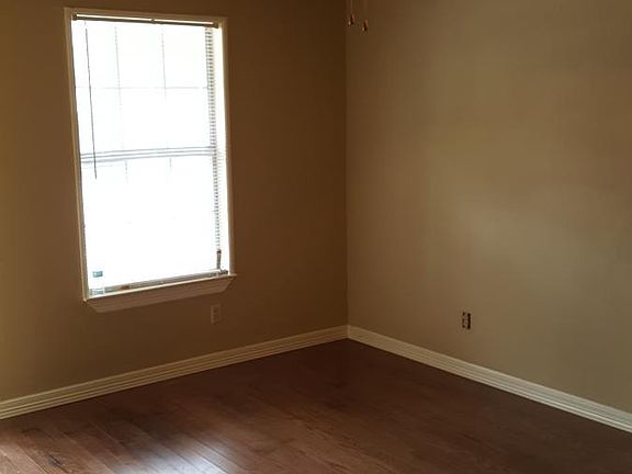 3rd image of 884 W Holly St APT 2