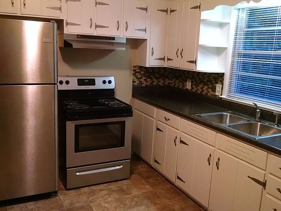 Kitchen with eat in dining area